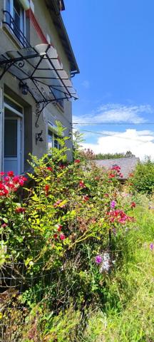 MAISON FAMILIALE EN PIERRES + DÉPENDANCES + PARCELLE BOISÉE