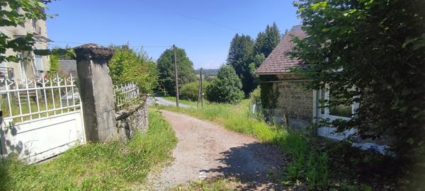 MAISON FAMILIALE EN PIERRES + DÉPENDANCES + PARCELLE BOISÉE