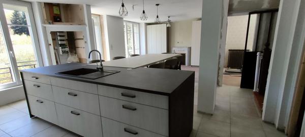 MAISON FAMILIALE EN PIERRES + DÉPENDANCES + PARCELLE BOISÉE