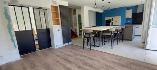 MAISON FAMILIALE EN PIERRES + DÉPENDANCES + PARCELLE BOISÉE