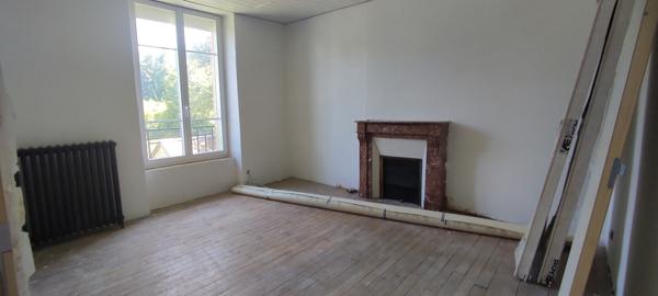 MAISON FAMILIALE EN PIERRES + DÉPENDANCES + PARCELLE BOISÉE