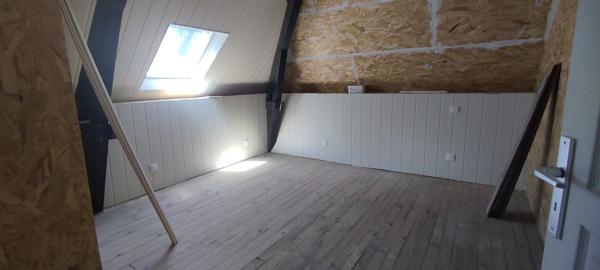 MAISON FAMILIALE EN PIERRES + DÉPENDANCES + PARCELLE BOISÉE