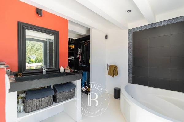 Aubagne, Maison 5 Chambres -  305 m² à vendre