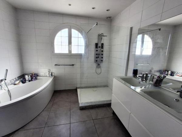 Maison de plain-pied 125 m² - 4 chambres, piscine, garage avec mezzanine, Ambès (33810)