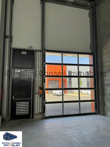 LOCAL D’ACTIVITE NEUF AVEC GRANDE PORTE SECTIONNELLE ET SANITAIRE BELLE HAUTEUR SOUS PLAFOND ET PARKING ZONE MENDES FRANCE CHAURAY NIORT