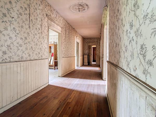 Maison de Maitre avec dépendances au coeur de Cazères sur Garonne avec un jardin d'environ 1307 m²