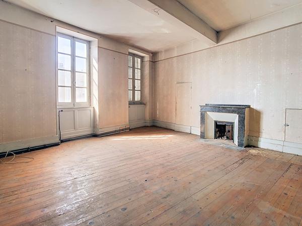 Maison de Maitre avec dépendances au coeur de Cazères sur Garonne avec un jardin d'environ 1307 m²