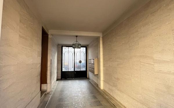 Immeuble à vendre    2 pièces • 562 m2 Colombes