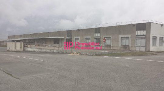 À louer – Entrepôt 409 m² – Secteur économique de Caudan