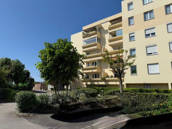 Appartement Dijon T2 environ 35m2 ,1 pièce à vivre de 23m2  rez de jardin très calme et agréable