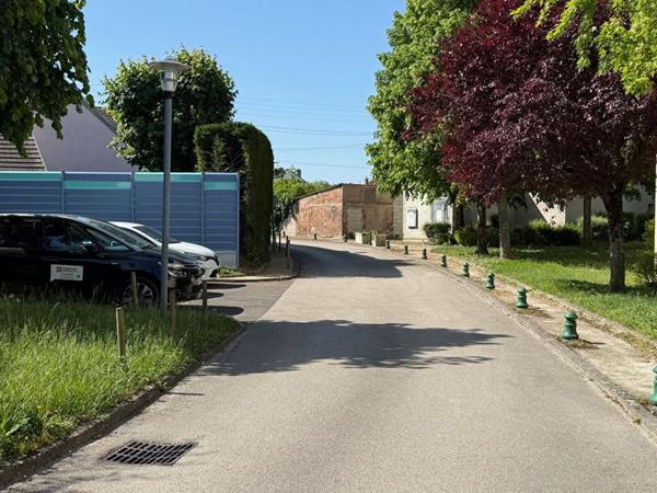 Appartement Dijon T2 environ 35m2 ,1 pièce à vivre de 23m2  rez de jardin très calme et agréable