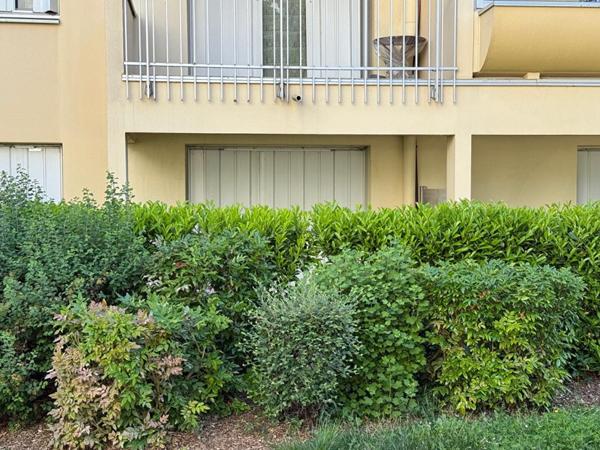 Appartement Dijon T2 environ 35m2 ,1 pièce à vivre de 23m2  rez de jardin très calme et agréable