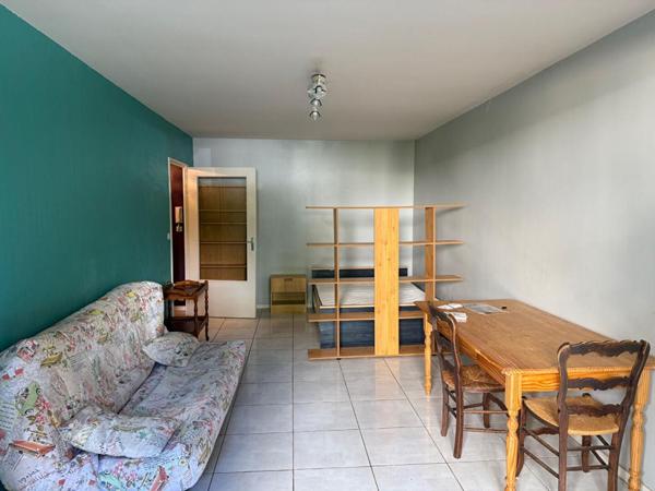Appartement Dijon T2 environ 35m2 ,1 pièce à vivre de 23m2  rez de jardin très calme et agréable