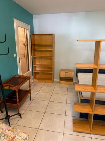 Appartement Dijon T2 environ 35m2 ,1 pièce à vivre de 23m2  rez de jardin très calme et agréable