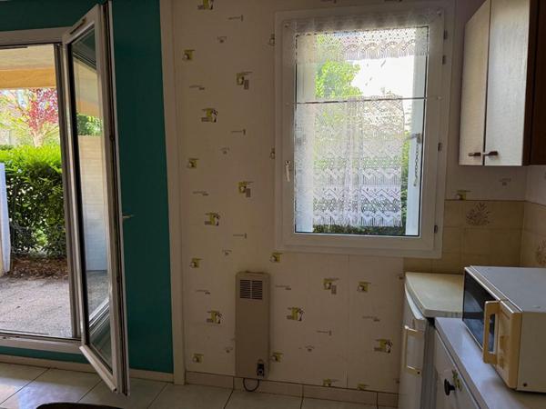 Appartement Dijon T2 environ 35m2 ,1 pièce à vivre de 23m2  rez de jardin très calme et agréable