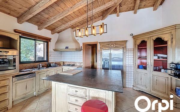 Maison à vendre    8 pièces • 239 m2 Sotta