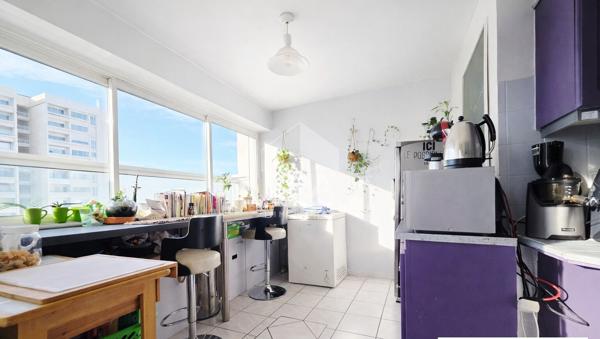 Appartement  5 pièce(s)  3 chambres   93 m2 climatisé et cave privative