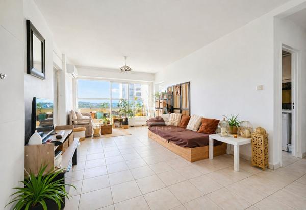 Appartement  5 pièce(s)  3 chambres   93 m2 climatisé et cave privative