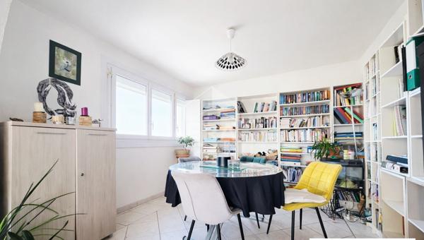 Appartement  5 pièce(s)  3 chambres   93 m2 climatisé et cave privative