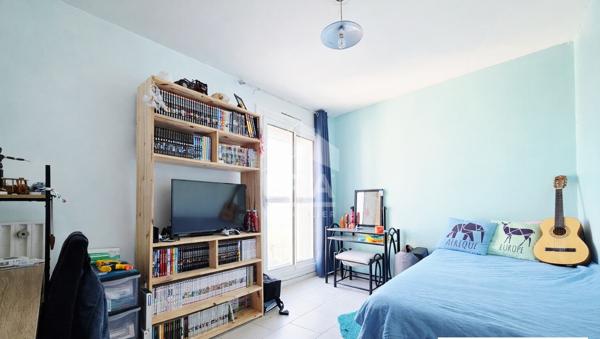 Appartement  5 pièce(s)  3 chambres   93 m2 climatisé et cave privative