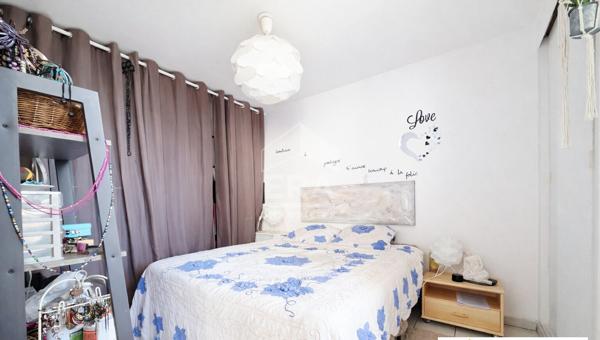 Appartement  5 pièce(s)  3 chambres   93 m2 climatisé et cave privative