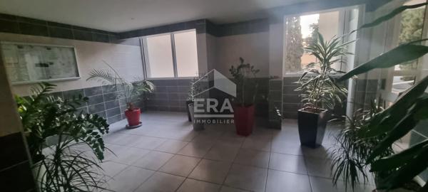 Appartement  5 pièce(s)  3 chambres   93 m2 climatisé et cave privative
