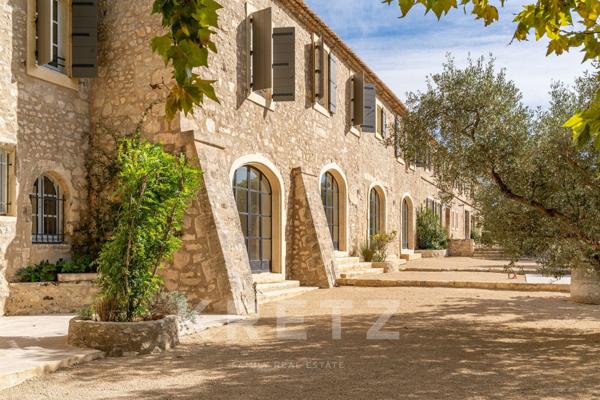 ALPILLES- DOMAINE D' EXCEPTION - MONUMENT REMARQUABLE DU 17 ème - 1400 M2- 7 HECTARES -