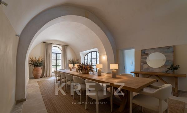 ALPILLES- DOMAINE D' EXCEPTION - MONUMENT REMARQUABLE DU 17 ème - 1400 M2- 7 HECTARES -