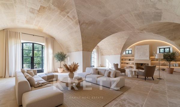 ALPILLES- DOMAINE D' EXCEPTION - MONUMENT REMARQUABLE DU 17 ème - 1400 M2- 7 HECTARES -