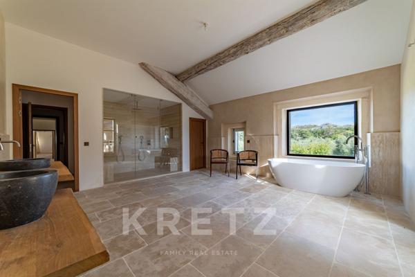 ALPILLES- DOMAINE D' EXCEPTION - MONUMENT REMARQUABLE DU 17 ème - 1400 M2- 7 HECTARES -