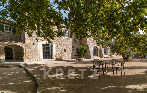 ALPILLES- DOMAINE D' EXCEPTION - MONUMENT REMARQUABLE DU 17 ème - 1400 M2- 7 HECTARES -