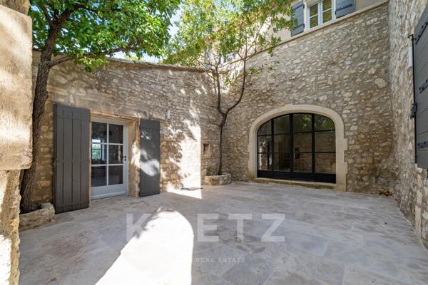 ALPILLES- DOMAINE D' EXCEPTION - MONUMENT REMARQUABLE DU 17 ème - 1400 M2- 7 HECTARES -