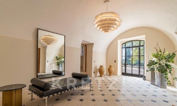 ALPILLES- DOMAINE D' EXCEPTION - MONUMENT REMARQUABLE DU 17 ème - 1400 M2- 7 HECTARES -