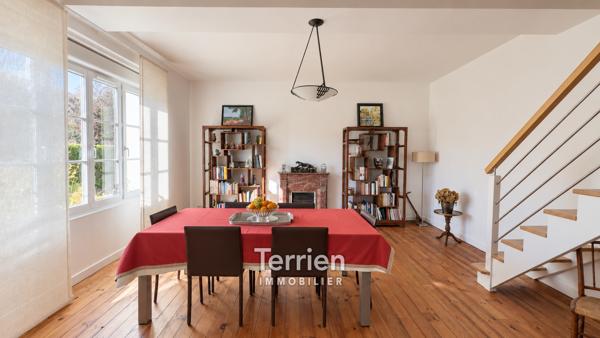 MAISON BOURGEOISE XIXème siècle avec 5 Chambres Sarrigné (49800)
