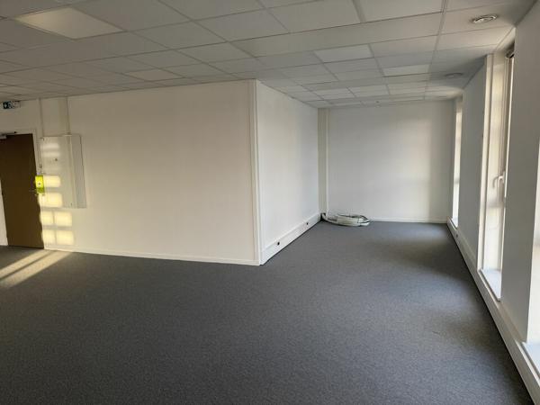 TOURS NORD BUREAUX A LOUER 233 M² 6 PARKINGS