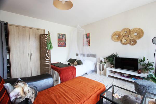 UN BEAU STUDIO À PROXIMITÉ DU CENTRE-VILLE. -