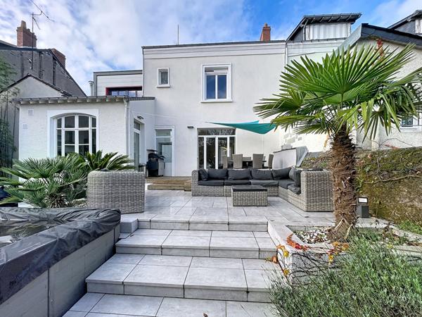 Superbe demeure familiale mise en vente au coeur d'Angers, offrant quatre espaces nuit, un garage et un agréable extérieur.