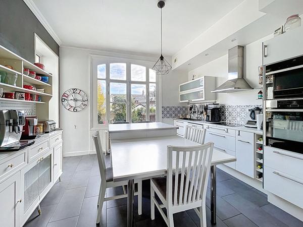 Superbe demeure familiale mise en vente au coeur d'Angers, offrant quatre espaces nuit, un garage et un agréable extérieur.