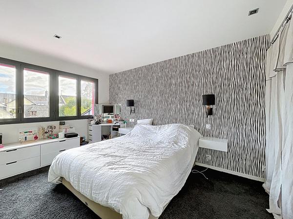 Superbe demeure familiale mise en vente au coeur d'Angers, offrant quatre espaces nuit, un garage et un agréable extérieur.