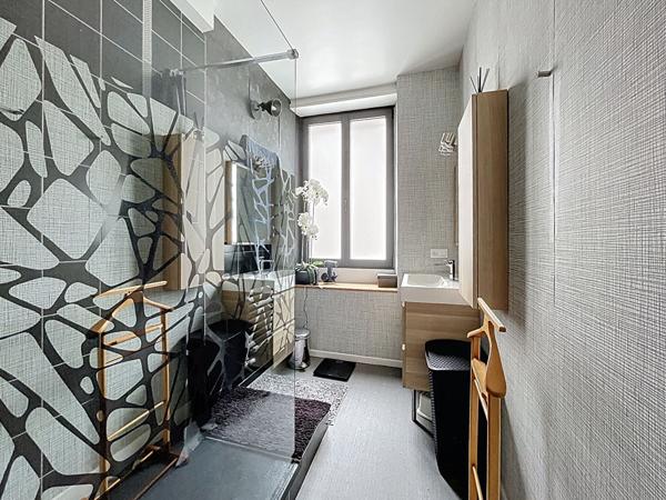 Superbe demeure familiale mise en vente au coeur d'Angers, offrant quatre espaces nuit, un garage et un agréable extérieur.