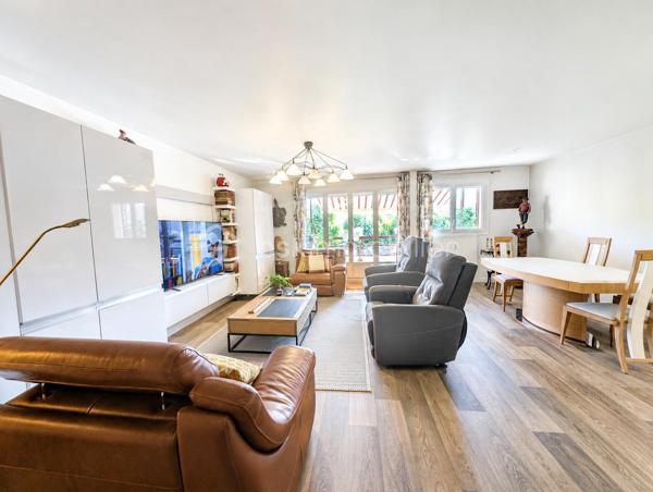 Superbe appartement, entièrement rénové, secteur vallée verte.
Grand séjour lumineux 
Appartement traversant, donnant une lumière incroyable dans chaque pièce.
Balcon exposé plein sud avec store banne 
2 salles d'eau 
Place de parking privative 
Immeuble raccordé au chauffage urbain, classement énergétique très intéressant