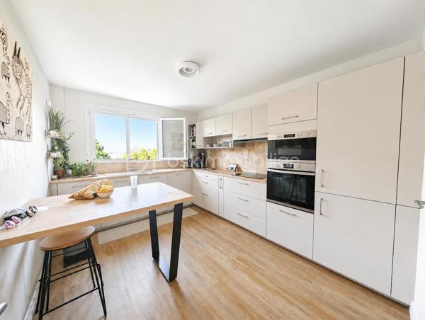 Superbe appartement, entièrement rénové, secteur vallée verte.
Grand séjour lumineux 
Appartement traversant, donnant une lumière incroyable dans chaque pièce.
Balcon exposé plein sud avec store banne 
2 salles d'eau 
Place de parking privative 
Immeuble raccordé au chauffage urbain, classement énergétique très intéressant