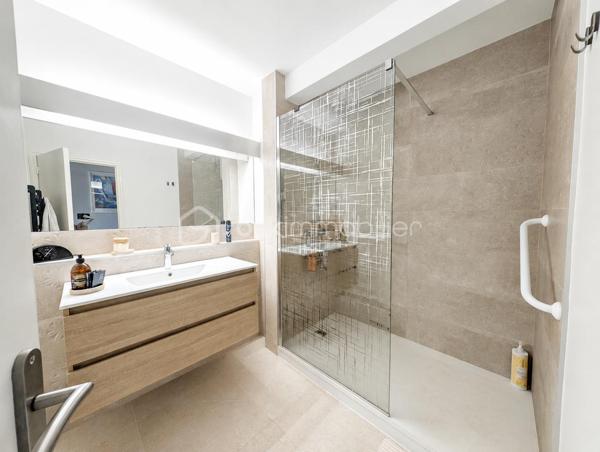 Superbe appartement, entièrement rénové, secteur vallée verte.
Grand séjour lumineux 
Appartement traversant, donnant une lumière incroyable dans chaque pièce.
Balcon exposé plein sud avec store banne 
2 salles d'eau 
Place de parking privative 
Immeuble raccordé au chauffage urbain, classement énergétique très intéressant