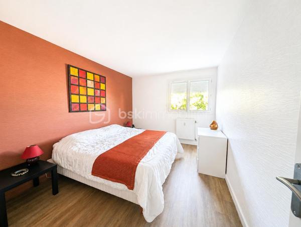 Superbe appartement, entièrement rénové, secteur vallée verte.
Grand séjour lumineux 
Appartement traversant, donnant une lumière incroyable dans chaque pièce.
Balcon exposé plein sud avec store banne 
2 salles d'eau 
Place de parking privative 
Immeuble raccordé au chauffage urbain, classement énergétique très intéressant
