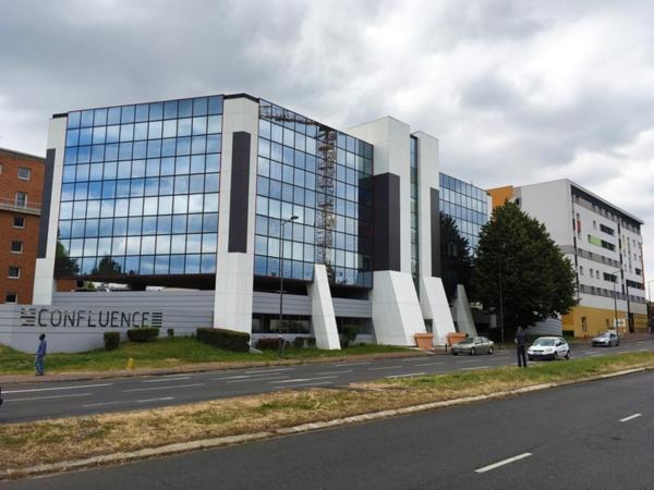 Bureaux à louer à Cergy dans immeuble fibre avec parkings couverts