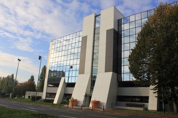 Bureaux à louer à Cergy dans immeuble fibre avec parkings couverts