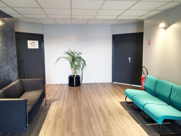 Bureaux à louer à Cergy dans immeuble fibre avec parkings couverts