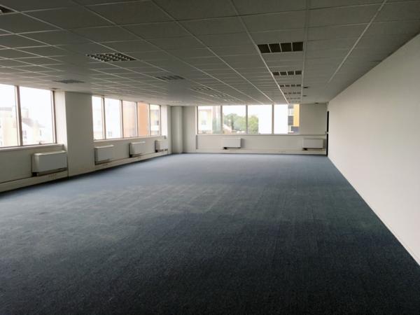 Bureaux à louer à Cergy dans immeuble fibre avec parkings couverts