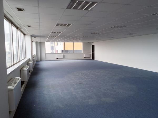 Bureaux à louer à Cergy dans immeuble fibre avec parkings couverts