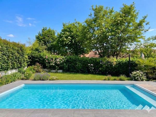 Villa avec piscine dans un quartier résidentiel et familial à Saint-Julien-en-Genevois, aux portes de Genève